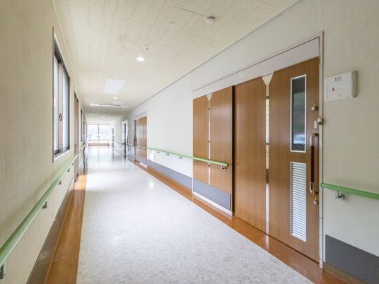 広々とした明るい廊下