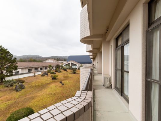 広々とした施設のバルコニー