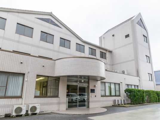 明るい外観の建物エントランス