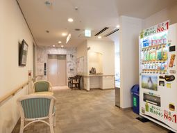 明るい廊下と受付エリア