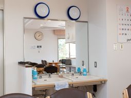 明るい理美容室の一角