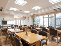 明るい食堂の一角