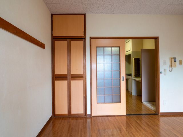 居心地の良い居室の一角 居室 ゆとりのある木目調の居室で、優しく落ち着いた雰囲気。自分の時間を大切に過ごせる空間です。