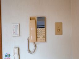 壁掛けの電話機