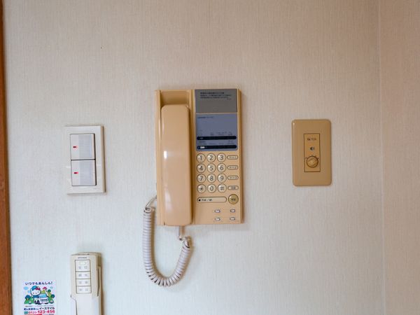 壁掛けの電話機