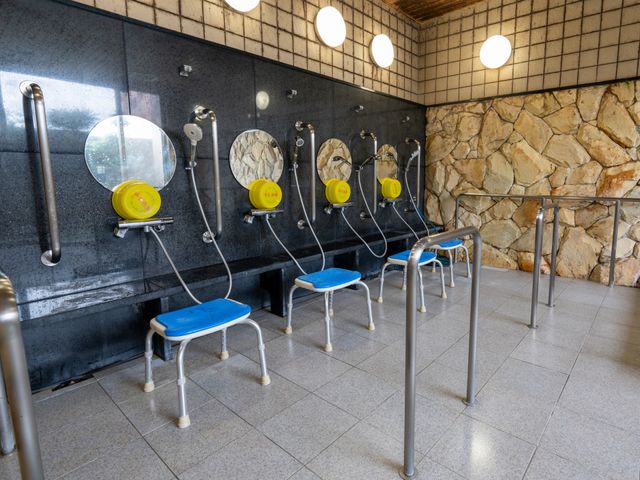 広々とした浴室 浴室 安全に配慮された手すり付きのシャワースペースです。快適にご利用いただける設計になっています。