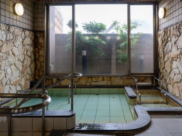 石造りの洗い場付き浴室 浴室 落ち着いた雰囲気の浴室です。手すりが設けられ、安全に配慮された設計になっています。