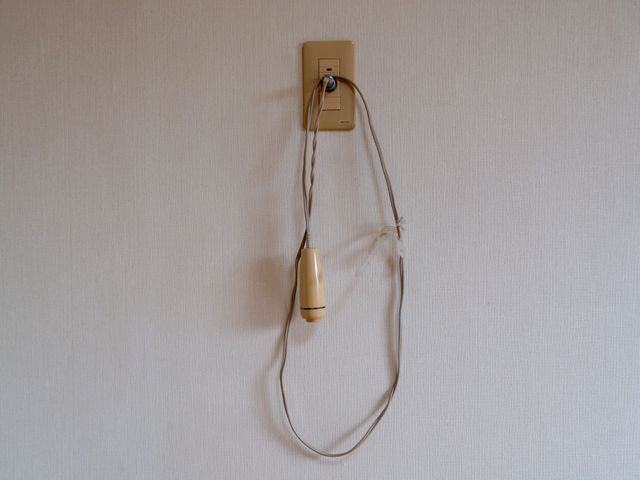 呼び出し用ベルのクローズアップ 居室 居室に備えられた呼び出しベルは、必要時にスタッフを呼びやすい位置に設置されています。安心してお過ごしいただける工夫がされております。