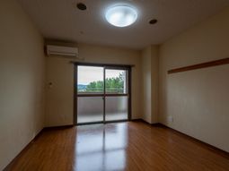 居室の窓辺と照明