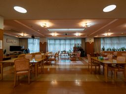ゆったり食事ができる食堂