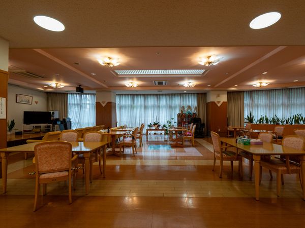 ゆったり食事ができる食堂