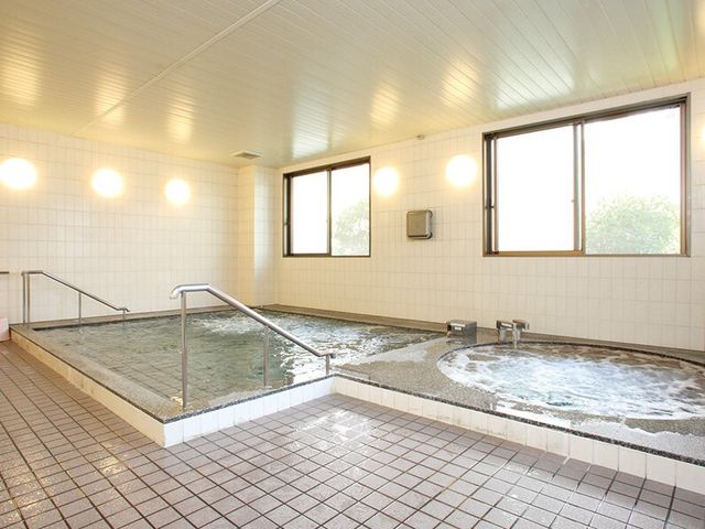 清潔な浴室の空間 浴室 広々として明るい浴室です。手すりが整った温泉のような大浴槽でゆったりとした時間をお過ごしいただけます。