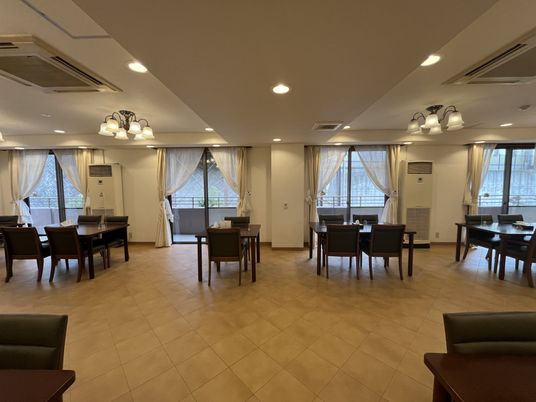 自然光が差し込むダイニングルーム