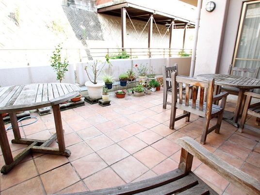 居心地の良い庭付きテラス