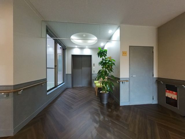 エレベーター前の廊下 廊下 自然光が差し込む廊下は、植物の配置によってさらに心地よい空間となっています。