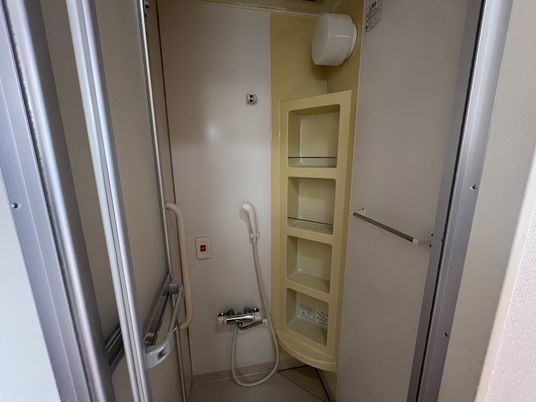 収納棚がある浴室