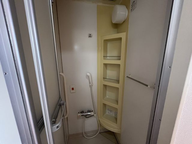 収納棚がある浴室 浴室 コンパクトで機能的な洗い場です。必要な物がすぐ取り出せる実用的なデザインです。