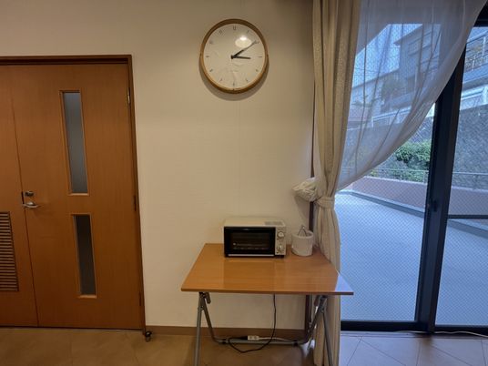 開放的なスペースのラウンジ