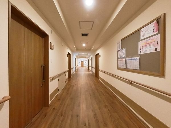 長い廊下の全景