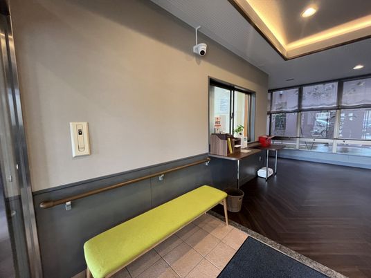 エレベーター前のベンチ