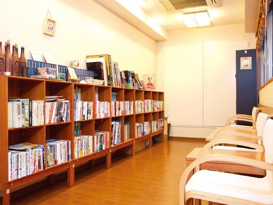 本棚と椅子のある休憩室