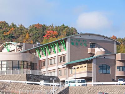 自然豊かな施設外観