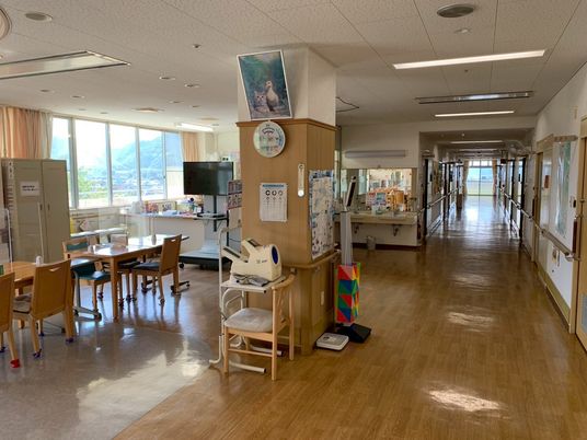 明るい廊下の風景