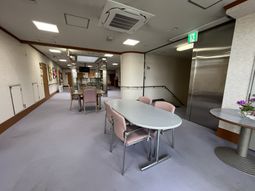 椅子が並ぶ広い廊下