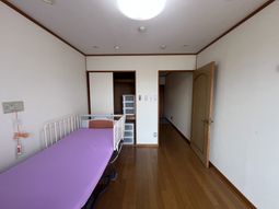 ベッドが置かれた居室