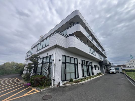 白い建物の外観