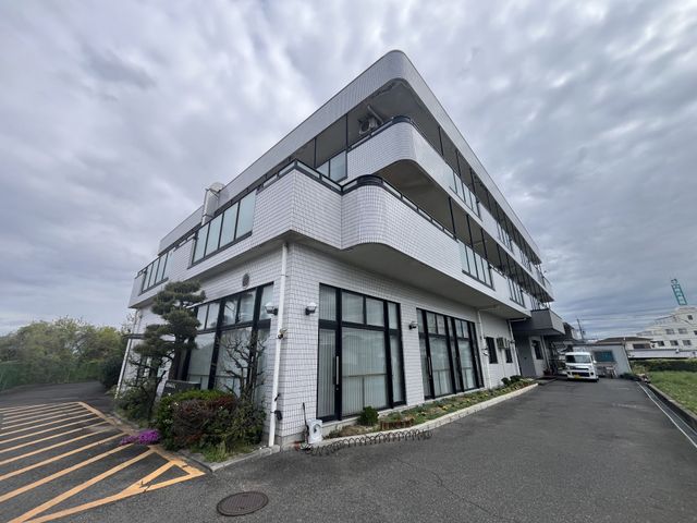 白い建物の外観