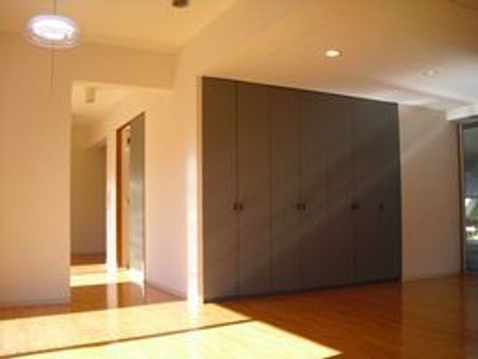 明るい居室の一室
