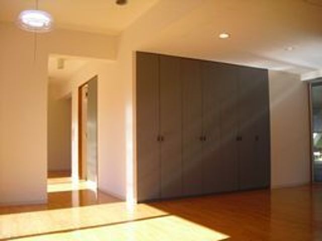 明るい居室の一室 Cタイプ居室 陽光が差し込む広々とした居室は、清潔感がありゆったりとした時間を過ごすことができます。