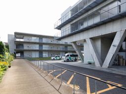 モダンな建物のエントランス
