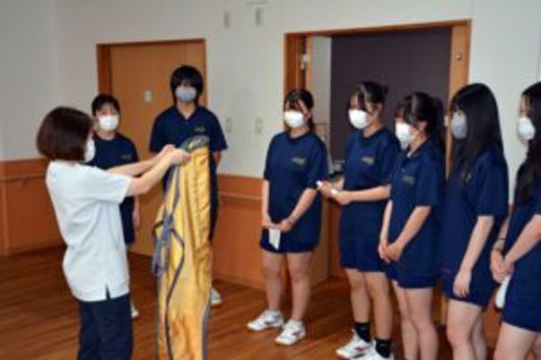 学生に指導中の様子