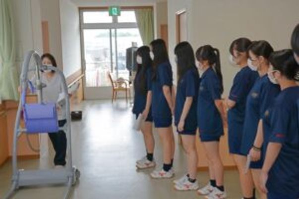 見学中の研修生たち廊下