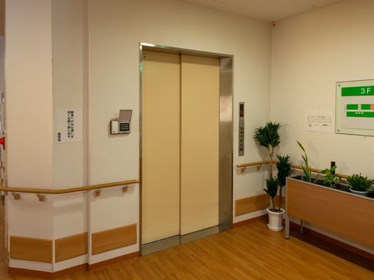 明るい廊下のエレベーター