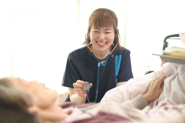 笑顔のスタッフと入居者