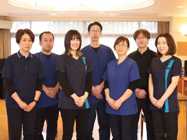 スタッフ集合の様子 スタッフイメージ 和気あいあいとした雰囲気が伝わるスタッフ集合風景です。明るい環境で働けます。