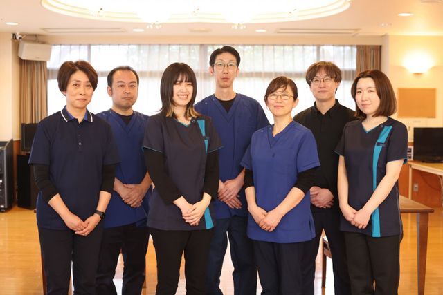 スタッフ集合の様子 スタッフイメージ 和気あいあいとした雰囲気が伝わるスタッフ集合風景です。明るい環境で働けます。