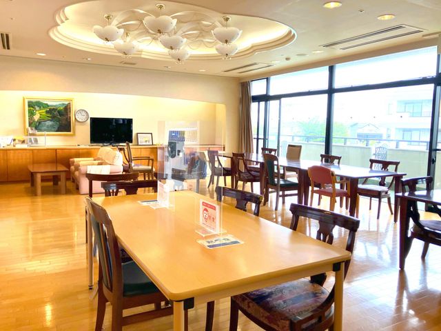 ダイニングルーム ダイニングルーム 施設内はバリアフリーの設計で、ゆったりと安全にお過ごしいただけます。