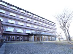 明るい外観の多階建て