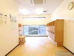 広々とした明るい廊下