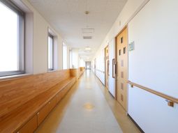 明るい廊下とベンチ