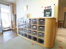 玄関ロッカーとAED