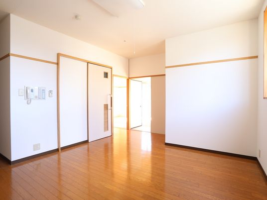明るく広い居室の様子
