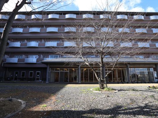 中庭が見える建物外観