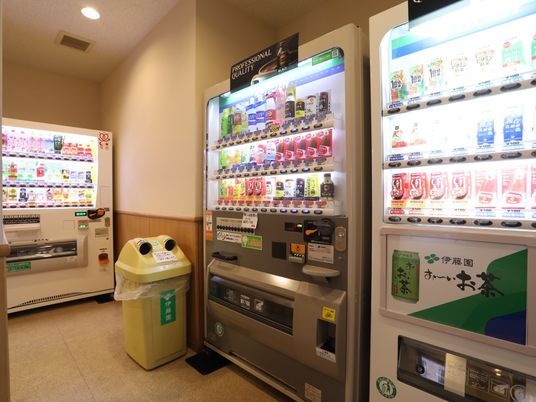 自動販売機と分別ごみ箱