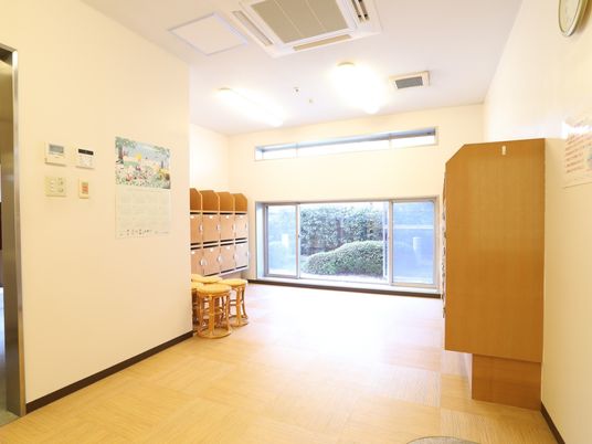 明るいエントランスの風景
