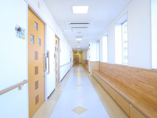 明るく清潔な廊下
